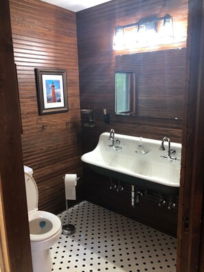 Douche, serviettes fournies, papier toilette