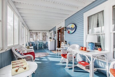 WELCOME TO HARBOR HOUSE!  STEP BACK IN TIME AND RELAX AT THE BEACH...
