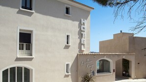 Front of property - Hotel Beau Rivage (Algajola)