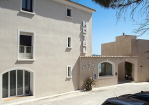 Vista frontal de la propiedad