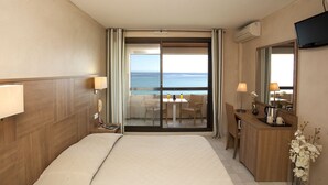 Double or Twin Room | In-room safe, WiFi (free), bed sheets - Hotel Beau Rivage (Algajola)