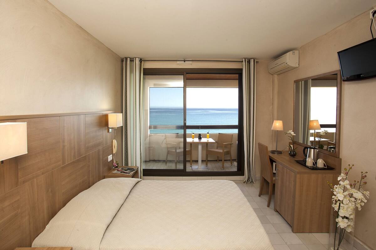 Double or Twin Room | In-room safe, WiFi (free), bed sheets