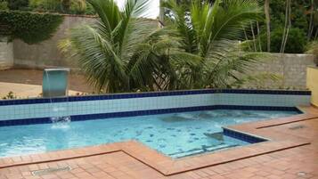 Piscina externa, funciona das 9h às 20h, espreguiçadeiras
