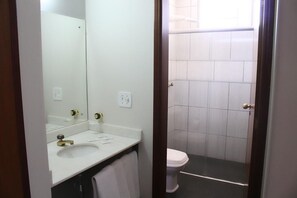 Douche, séchoir à cheveux, serviettes fournies, savon