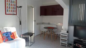 Télévision, jeux vidéo, lecteur de DVD, table de tennis de table