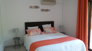 1 chambre, matelas mémoire de forme, fer et planche à repasser