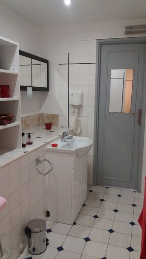 Shower, hair dryer, towels