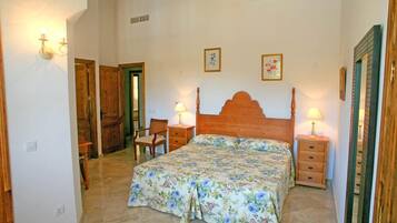 5 bedrooms, iron/ironing board, Internet, bed sheets