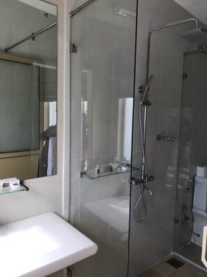 Ensemble baignoire-douche, séchoir à cheveux, bidet, serviettes fournies