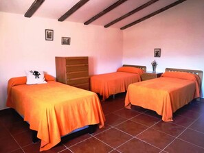 5 bedrooms, blackout curtains, iron/ironing board, bed sheets - CASA RURAL EL ESCORIAL (Ricote)