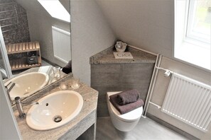 Comfort-Doppelzimmer | Badezimmer | Dusche, kostenlose Toilettenartikel, Haartrockner, Handtücher