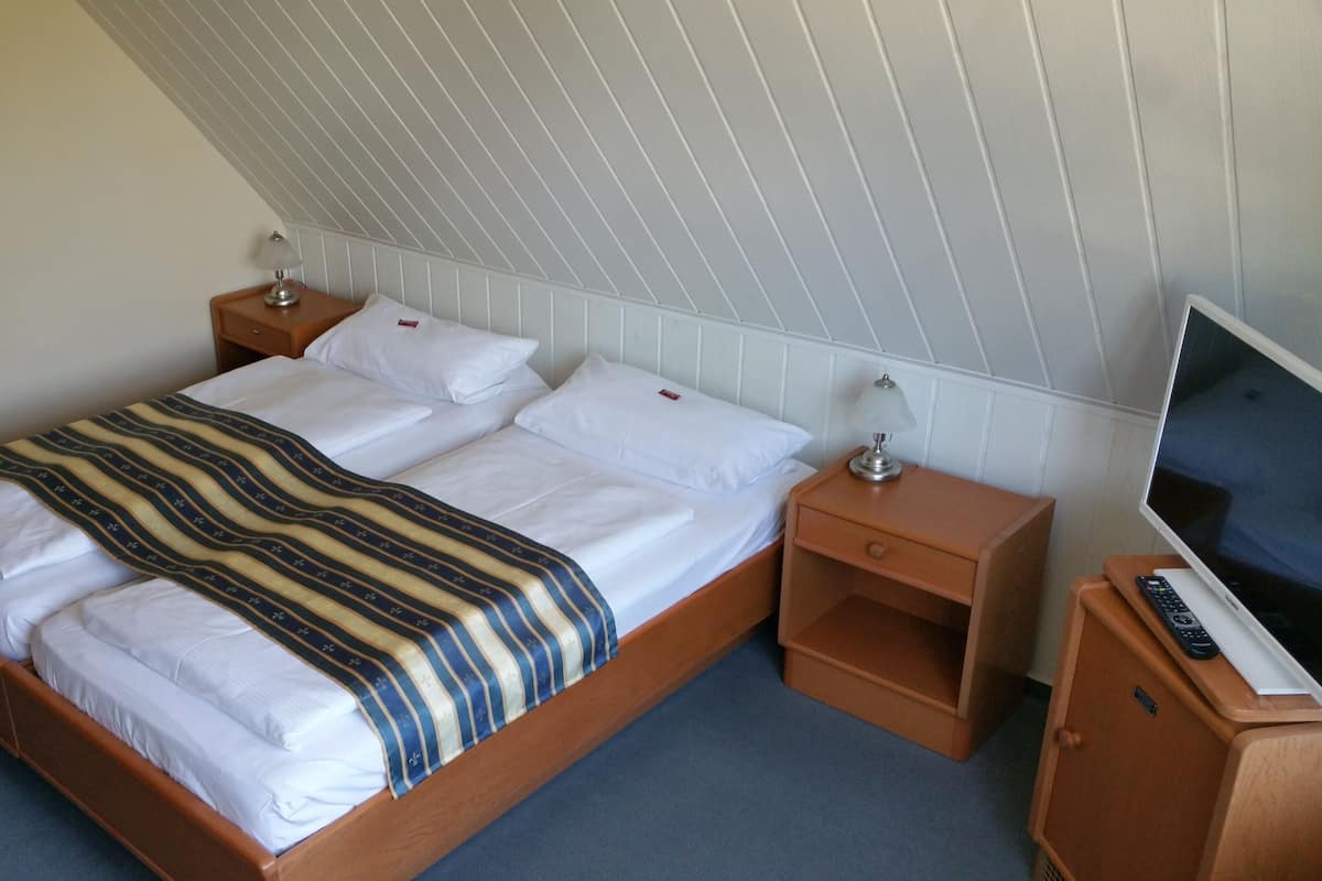 Double Room (Klein) | Individually decorated, individually furnished, blackout drapes