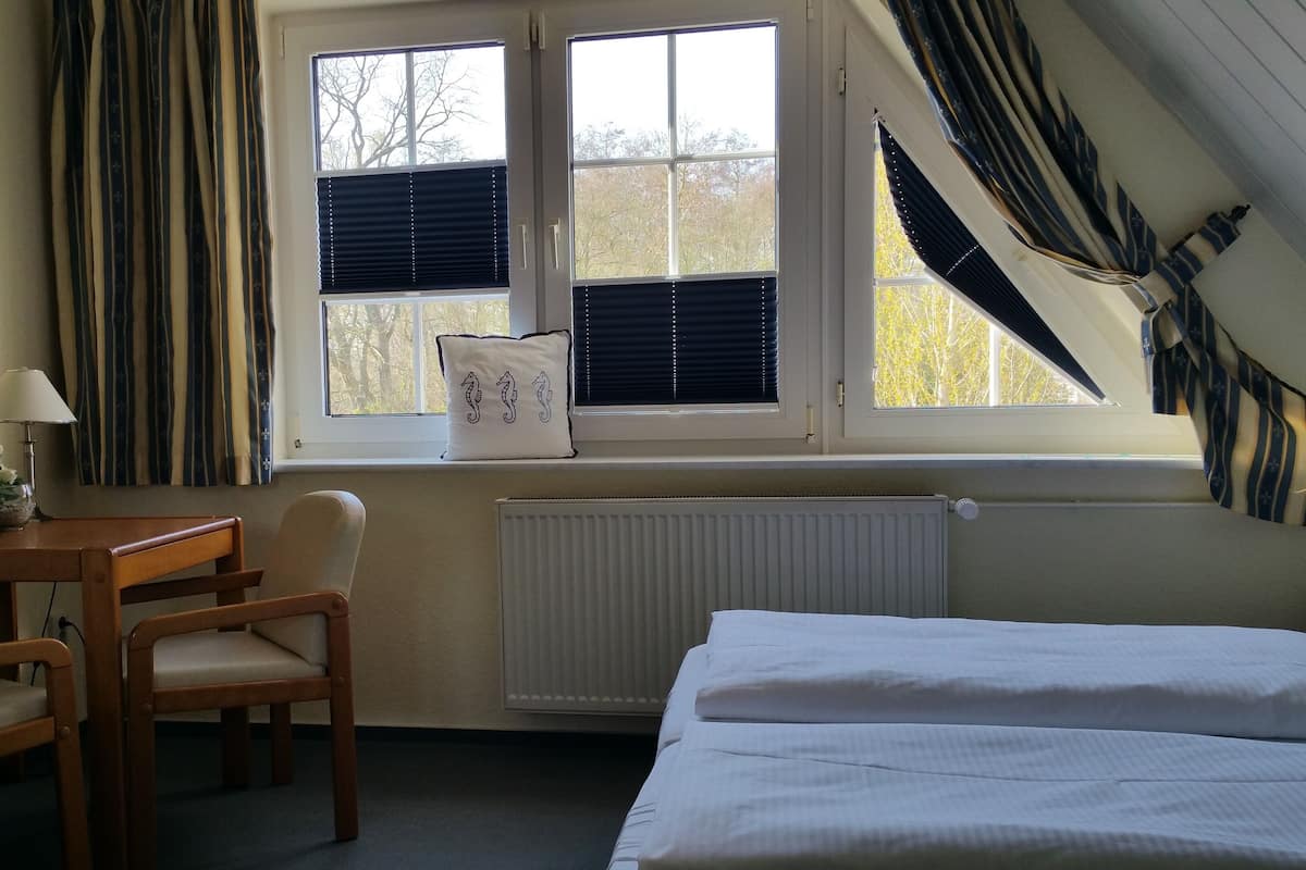 Tomannsrom (Klein) | Oppholdsområde | En 40-tommers Flatskjerm-TV med Parabol-TV samt TV