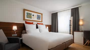 Minibar, Zimmersafe, individuell dekoriert, Schreibtisch