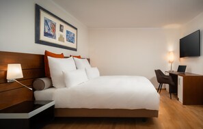 ميني بار وخزنة داخل الغرفة وبديكورات فريدة لكل غرفة ومكتب