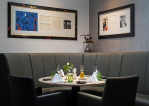 حيث تُقدم وجبات الإفطار، الغداء، العشاء، إطلالات على الحديقة