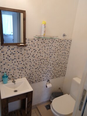 Chuveiro com efeito de chuva, produtos de toalete grátis, bidê 