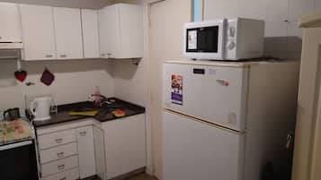 Lemari es, microwave, kompor, dan peralatan masak/sendok-piring