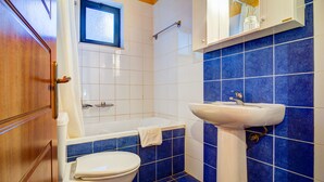 A bathroom with a toilet, bathtub, and sink. - Peaceful two storey villa with traditional aesthetics (Heraklion)