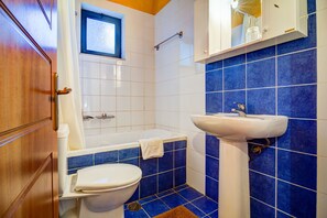 Regadera, secadora de cabello, toallas 