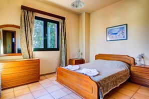 4 habitaciones, tabla de planchar con plancha, wifi y ropa de cama 