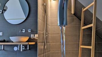 Deluxe Double or Twin Room | Bathroom | Separate tub and shower, rainfall showerhead, free toiletries