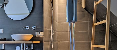 Deluxe Double or Twin Room | Bathroom | Separate tub and shower, rainfall showerhead, free toiletries