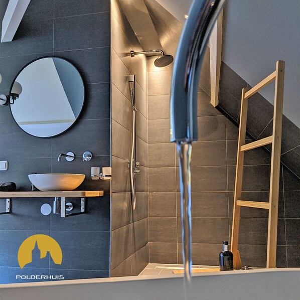 Deluxe-Doppel- oder -Zweibettzimmer | Badezimmer