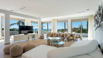 Télévision, lecteur de DVD, chaîne hi-fi