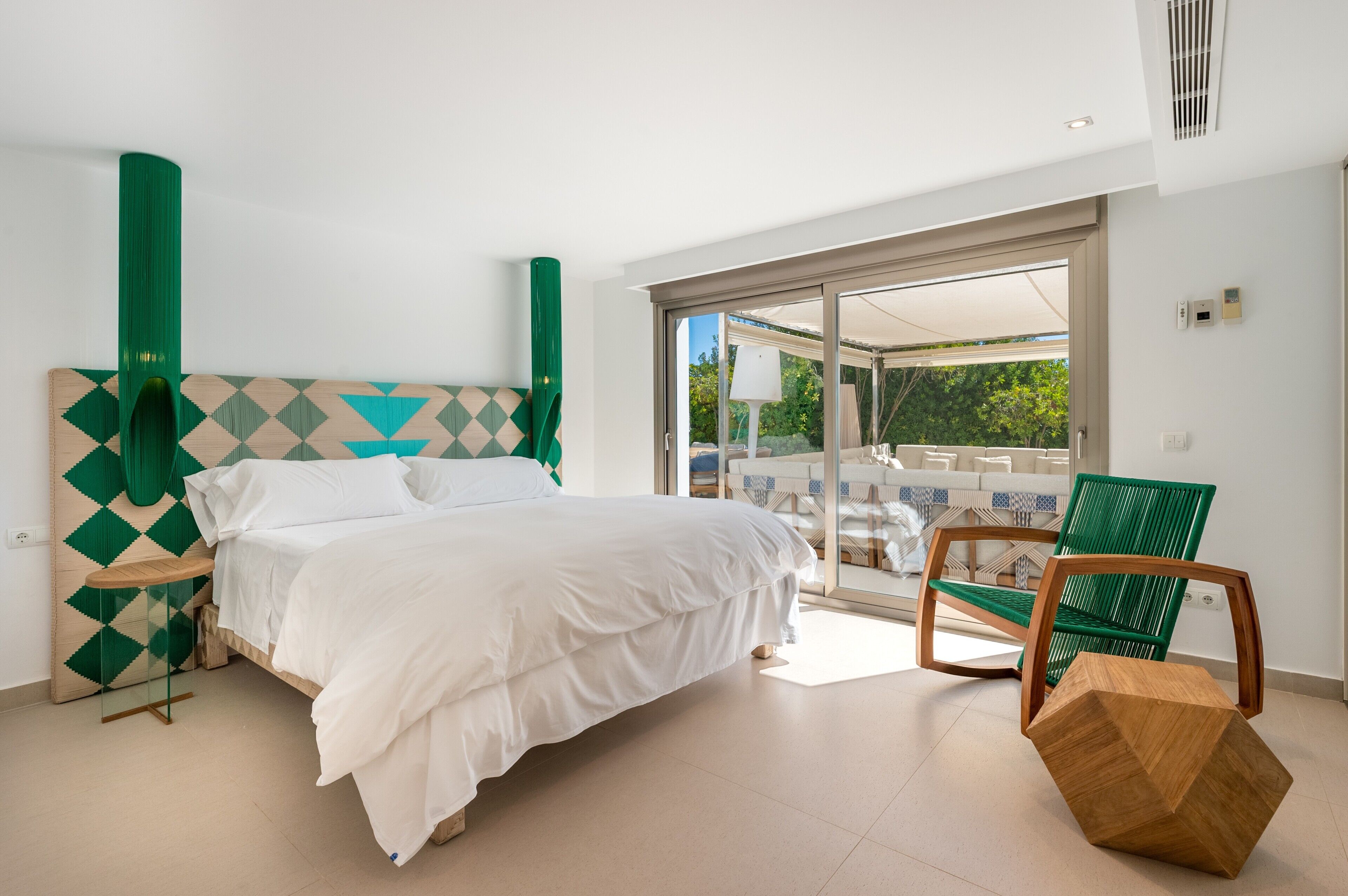 5 bedrooms, iron/ironing board, free WiFi, bed sheets