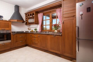 Fridge, stovetop, coffee/tea maker, electric kettle