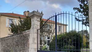 Property entrance - La Clé du Puy (Cabariot)
