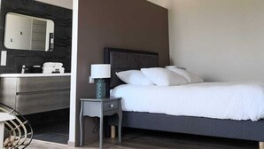 Memory-foam beds, laptop workspace, blackout curtains, free WiFi - La Clé du Puy (Cabariot)