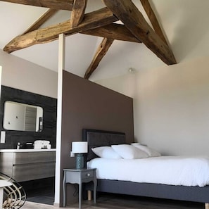 Family Room | Memory foam beds, individually decorated, individually furnished - La Clé du Puy (Cabariot)