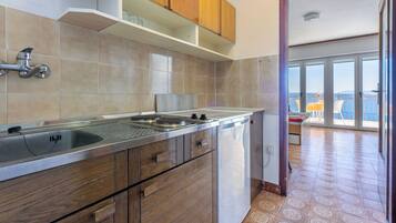 Studio (A5) | Cuisine privée | Cafétière à espresso, réfrigérateur, surface de cuisson