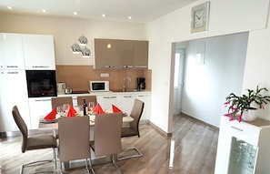 Private kitchen | Fridge, microwave, oven, stovetop