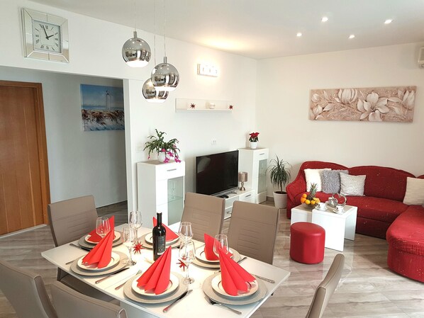 Private kitchen | Fridge, microwave, oven, stovetop