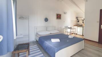 Studio (A6) | 6 bedrooms, free WiFi