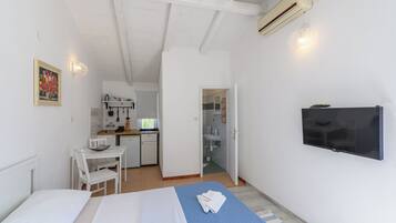 Studio (A6) | Private kitchen | Fridge, stovetop, electric kettle, cookware/dishes/utensils