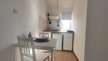 Studio (A6) | Dining