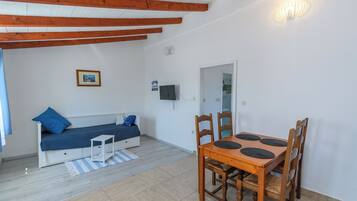 Apartment (A5) | Private kitchen | Fridge, stovetop, electric kettle, cookware/dishes/utensils