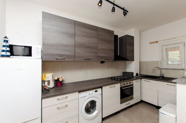 Apartment (A1) | Private kitchen | Fridge, oven, stovetop, dishwasher
