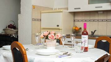 Apartment (A2) | Dining
