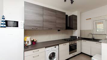 Apartment (A1) | Private kitchen | Fridge, oven, stovetop, dishwasher