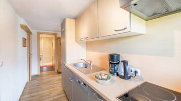 Een koelkast, een magnetron, een oven, een kookplaat