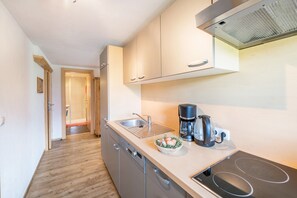 Een koelkast, een magnetron, een oven, een kookplaat