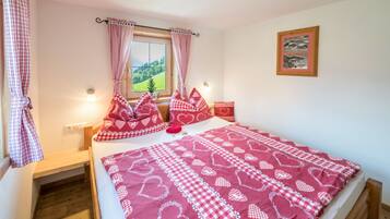 2 bedrooms, soundproofing, free WiFi, bed sheets