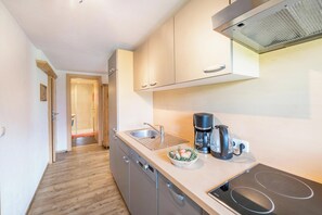 冷蔵庫、電子レンジ、オーブン、コンロ