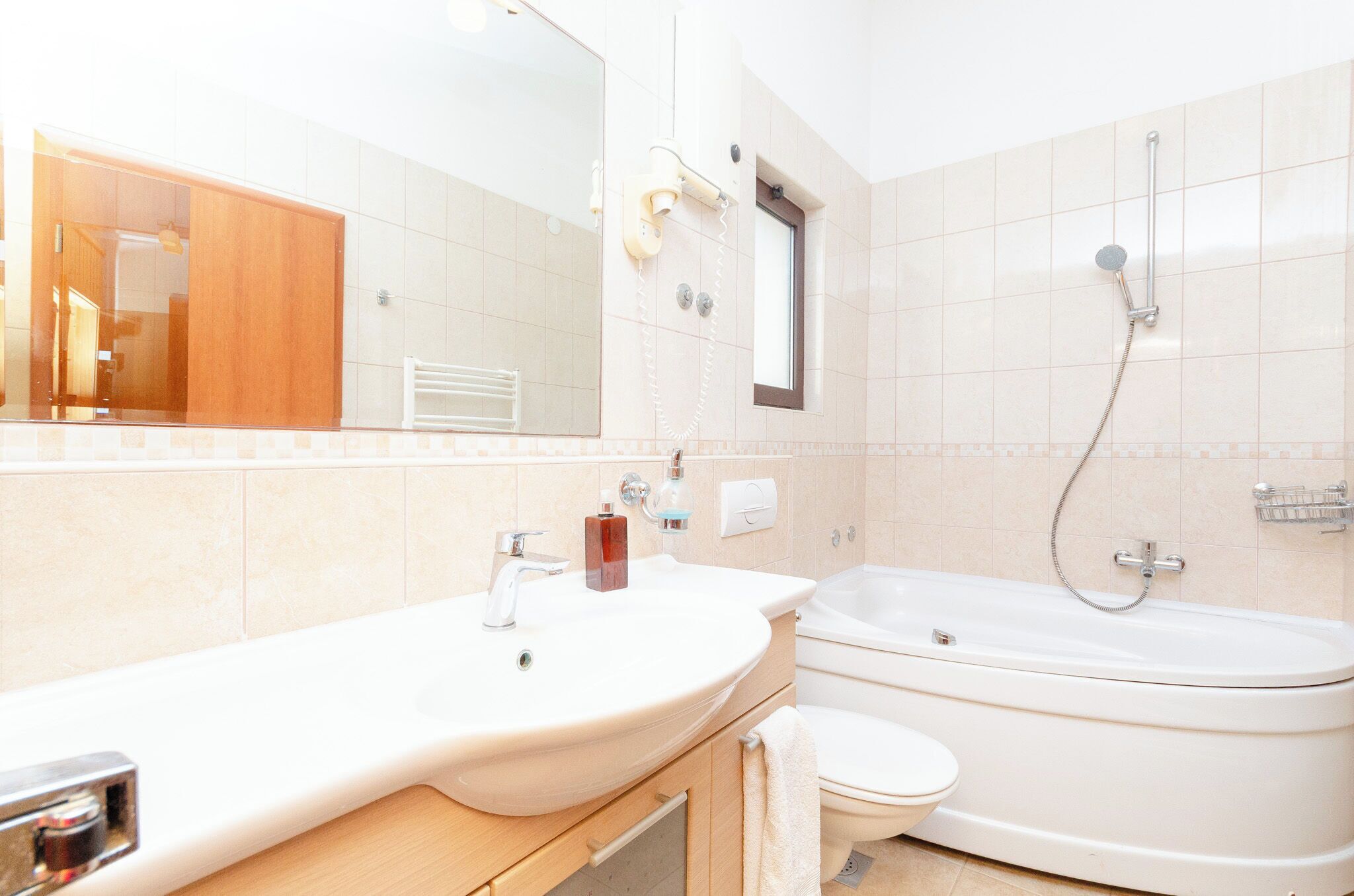 Un bagno con lavandino, WC e vasca da bagno.
