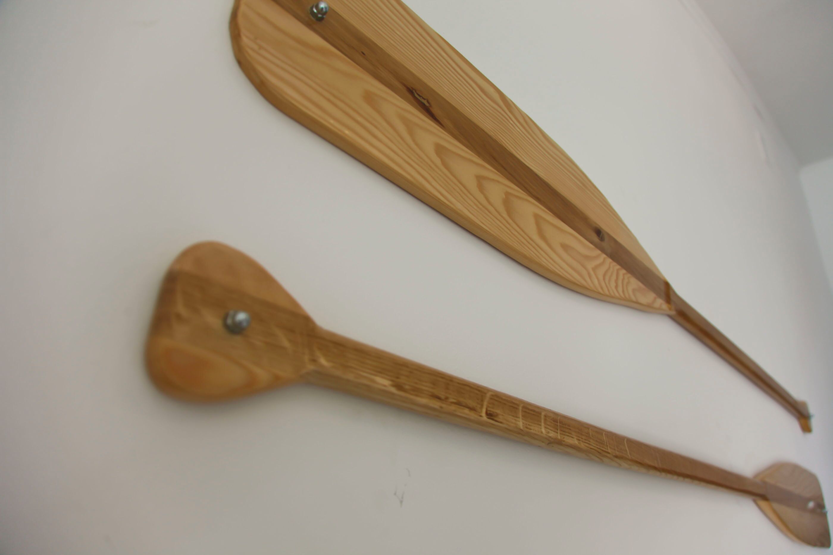 Dos remos de madera con sujetadores metálicos.